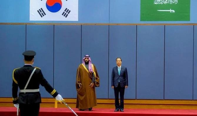 Le Premier ministre sud-coréen, Han Duck-soo, accueillant le prince héritier saoudien, Mohammed ben Salmane, à Séoul. (Palais royal saoudien)