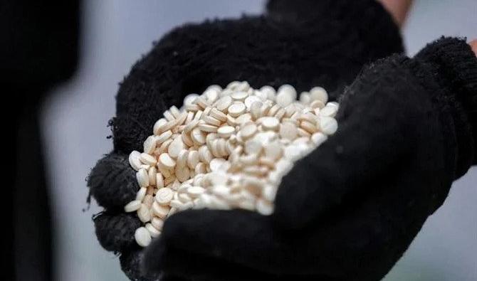 Un agent vide un sachet de comprimés de captagon. (Photo, AFP)