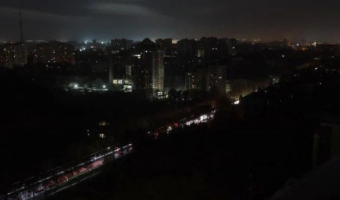 Cette photographie prise mercredi montre la ville d'Odessa, dans le sud de l'Ukraine, lors de pannes de courant, à la suite d'attaques russes. (Photo, AFP)