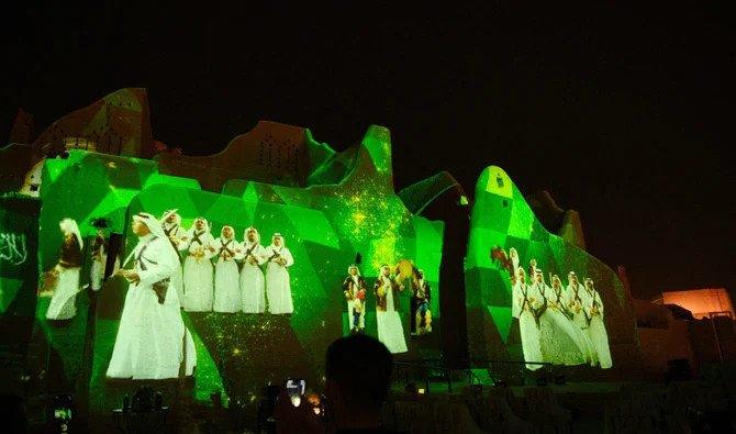Des images sont projetées sur des bâtiments historiques lors d'une cérémonie célébrant l'arrivée de la tournée du trophée de la Coupe du monde de la FIFA en Arabie saoudite, dans le vieux quartier de Diriyah, à la périphérie de la capitale saoudienne Riyad, le 11 novembre 2022. (AFP)