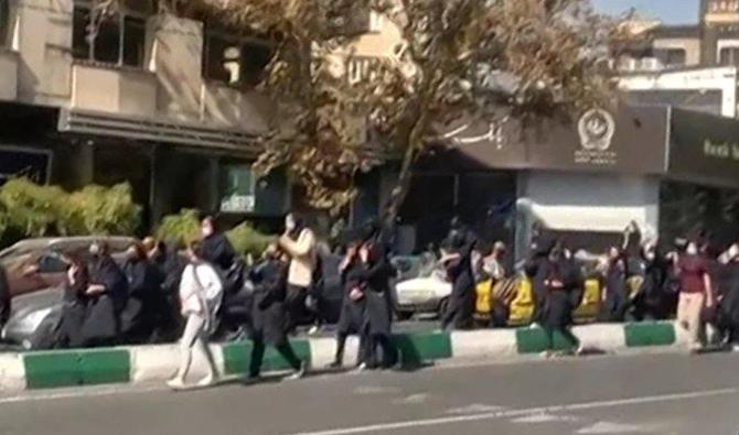 Des étudiantes iraniennes, certaines sans foulard, scandent «Mort au dictateur» alors qu'elles défilent dans le centre de Téhéran. (Capture d'écran, AFP) 
