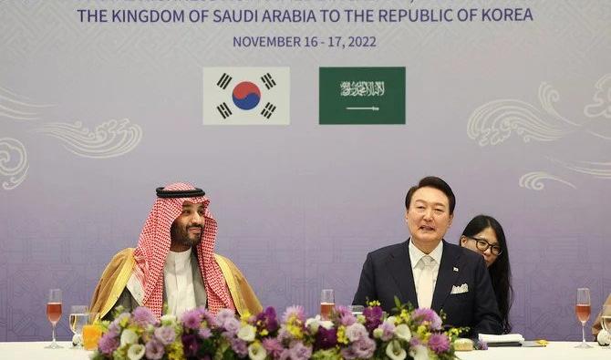 Le prince héritier saoudien, Mohammed ben Salmane, à gauche, avec le président sud-coréen Yoon Suk-yeol à Séoul, le 17 novembre 2022. (Bureau présidentiel sud-coréen/Yonhap via AP)