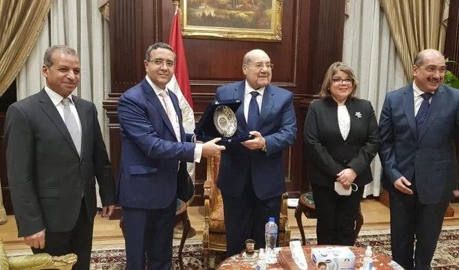 Le président du Sénat égyptien, Abdel Wahab Abdelrazek, au centre, reçoit une délégation de l’ambassade indienne. (Photo, Twitter)