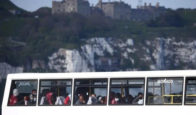 Des migrants sont assis dans un bus dans le port de Douvres après avoir été secourus lors de la traversée de la Manche, Douvres, Grande-Bretagne, le 3 mai 2022. (Reuters)