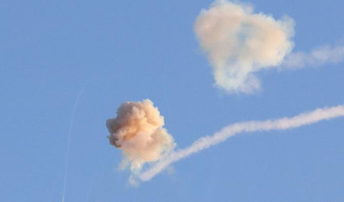Le système israélien de défense aérienne Iron Dome intercepte une roquette lancée depuis la bande de Gaza au-dessus de la ville d'Ashkelon, dans le sud d'Israël, le 7 août 2022. (Photo, AFP)