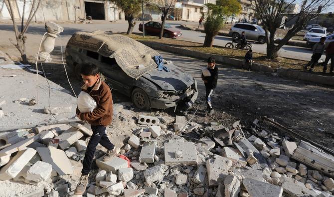 Des Syriens vérifient les conséquences d'une attaque à la roquette dans la ville d'Azaz, dans le nord de la province d'Alep, tenue par les rebelles, le 23 novembre 2022. (Photo, AFP)