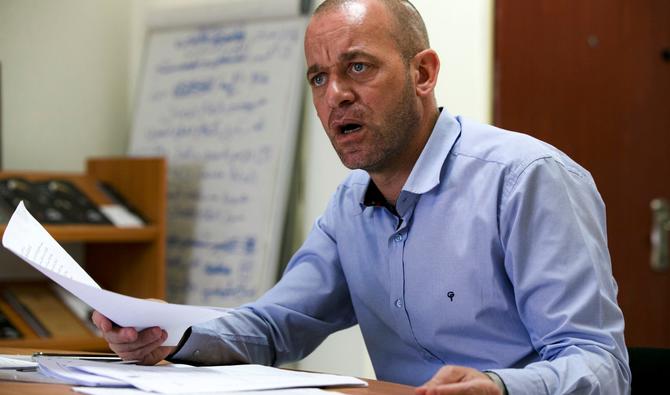 Sur cette photo d'archive prise le 1er octobre 2020, Salah Hamouri, avocat franco-palestinien, accorde un entretien à l'AFP dans la ville cisjordanienne de Ramallah. (Photo de ABBAS MOMANI / AFP) 