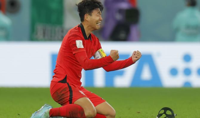 Le milieu de terrain sud-coréen #07 Son Heung-min célèbre leur victoire à la fin du match de football du groupe H de la Coupe du monde Qatar 2022 entre la Corée du Sud et le Portugal au stade Education City à Al-Rayyan, à l'ouest de Doha, le 2 décembre 2022. (Photo, AFP)