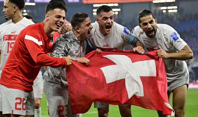 Les joueurs suisses célèbrent leur victoire face à la Serbie 3-2 et la qualification pour le prochain tour du tournoi, au stade 974 de Doha, le 2 décembre 2022. (Photo, AFP)