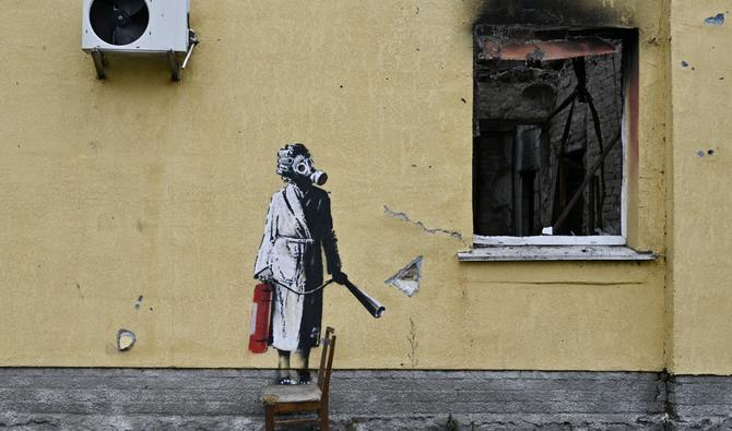 Une oeuvre attribuée au célèbre artiste britannique Banksy sur le mur d'un immeuble détruit dans la ville de Gostomel, près de Kiev, le 16 novembre 2022.(Photo, AFP)