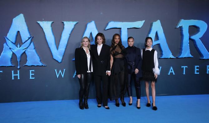 L'actrice britannique Kate Winslet, l'actrice américaine Sigourney Weaver, l'actrice américaine Zoe Saldana, l'actrice américaine Bailey Bass et l'actrice américaine Trinity Jo-Li Bliss posent lors d'un photocall pour «Avatar : The Way of Water» à Londres, le 4 décembre 2022. (Photo, AFP)