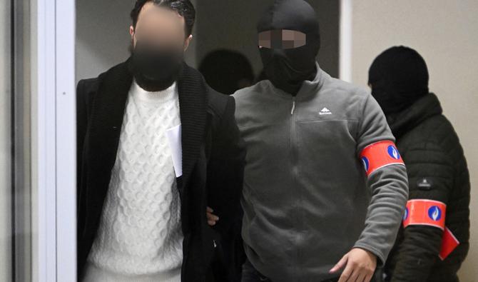 L'accusé français Salah Abdeslam arrive dans la salle d'audience pour comparaître dans son procès avec des djihadistes présumés, accusés d'avoir dirigé ou aidé des attentats-suicides dans le métro et l'aéroport de Bruxelles, le 22 mars 2016 à la cour d'assises de Bruxelles, le 6 décembre 2022. (Photo, AFP)
