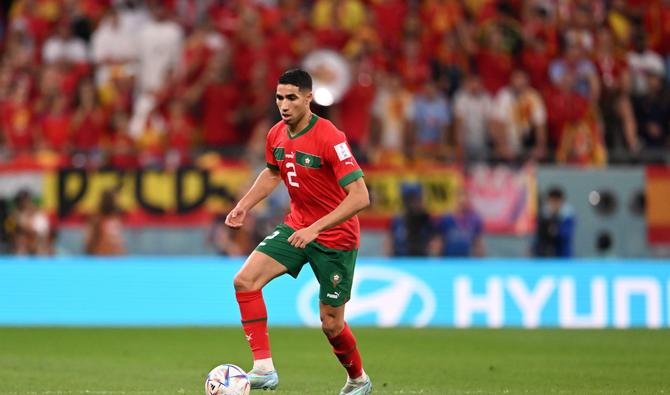 Le défenseur marocain #02 Achraf Hakimi lors du match de football des huitièmes de finale de la Coupe du monde 2022 du Qatar entre le Maroc et l'Espagne au stade Education City à Al-Rayyan, à l'ouest de Doha, le 6 décembre 2022. (Photo, AFP)