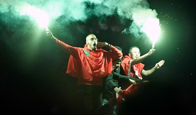 Les supporters marocains célébrent leur victoire après le match de football de la Coupe du monde Qatar 2022 entre le Maroc et l'Espagne sur les Champs Elysées à Paris, le 6 décembre 2022. (Photo, AFP)
