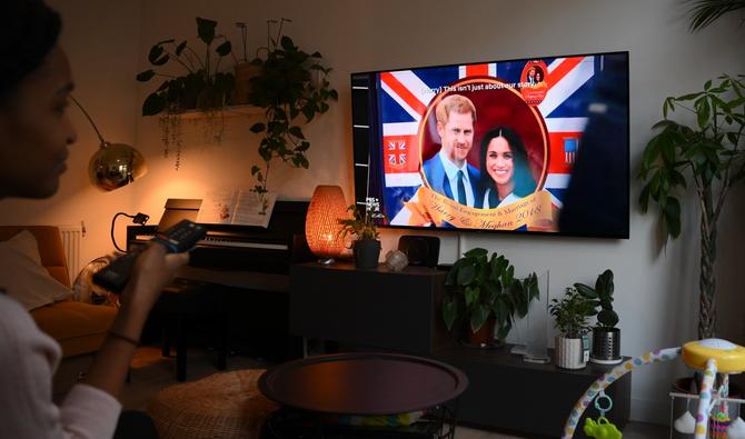 Une femme pose alors qu'elle regarde un épisode du documentaire Netflix récemment publiées «Harry et Meghan» sur le prince britannique Harry, duc de Sussex, et la britannique Meghan, duchesse de Sussex, à Londres le 8 décembre 2022. (Photo, AFP)