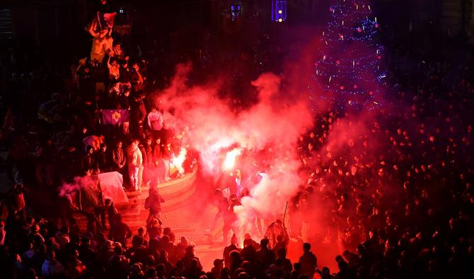 Les supporters français célèbrent la victoire de leur équipe face à l'Angleterre lors du match de quart de finale de la Coupe du monde Qatar 2022 à Montpellier, le 10 décembre 2022. (Photo, AFP)
