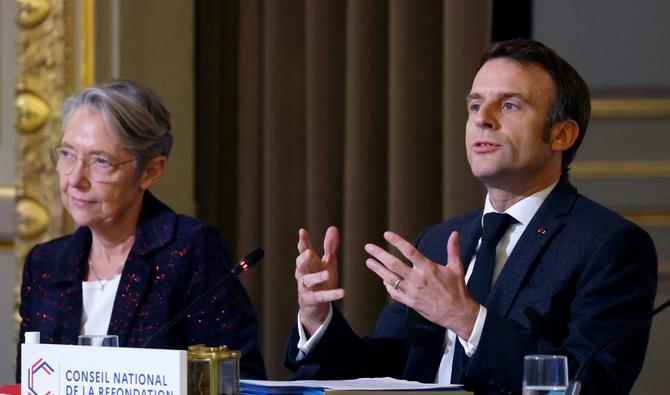 Le président français Emmanuel Macron et la Première ministre française Elisabeth Borne lors de la deuxième session plénière du Conseil national de la refondation (CNR) à l'Elysée présidentielle à Paris, le 12 décembre 2022. (Photo, AFP)