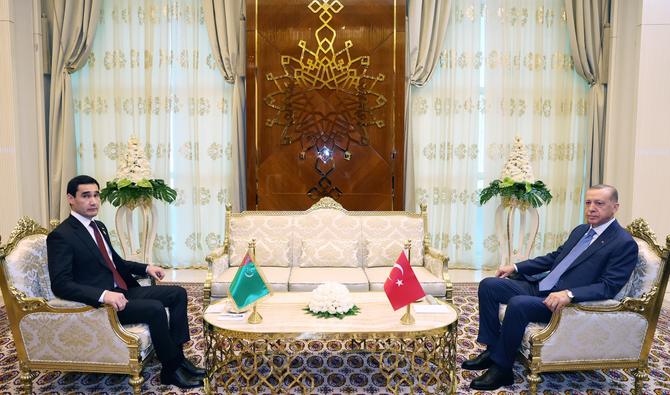 Le président turc Recep Tayyip Erdogan rencontre le président du Turkménistan Serdar Berdimuhamedow à Awaza, au Turkménistan, le 14 décembre 2022. (Photo, AFP)