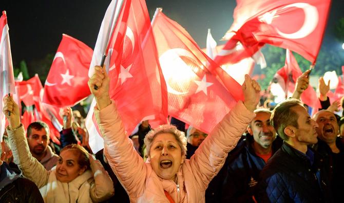 Les partisans du maire d'Istanbul, Ekrem Imamoglu, brandissent des drapeaux alors qu'ils se rassemblent devant la municipalité métropolitaine d'Istanbul lors d'une manifestation, le 14 décembre 2022. (Photo, AFP)