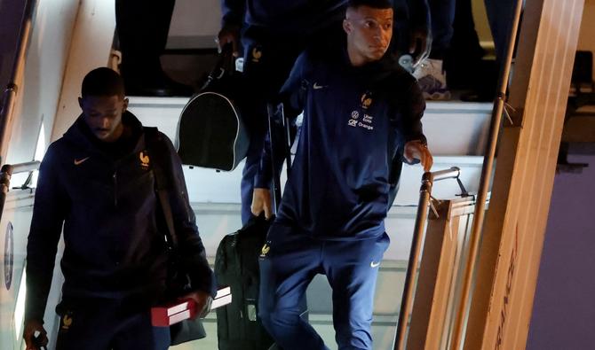 L'attaquant français Ousmane Dembele et l'attaquant Kylian Mbappé sortent d'un avion d'AirFrance alors que l'équipe nationale française arrive à l'aéroport de Roissy-Charles-de-Gaulle près de Paris, après avoir perdu le match de final de la Coupe du monde 2022 contre l'Argentine, le 19 décembre 2022. (Photo, AFP)