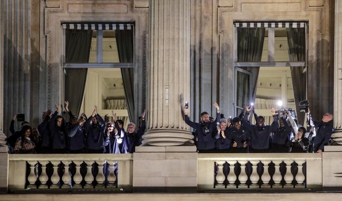 Les joueurs et l'entraîneur sont apparus au balcon de l'hôtel Crillon vers 20h40 GMT pour saluer la foule. (Photo, AFP)