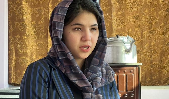 Setara Farahmand, étudiante universitaire en 4e semestre de littérature allemande à l'université de Kaboul, s'exprime lors d'un entretien avec l'AFP, chez elle à Kaboul, le 21 décembre 2022. (Photo, AFP)