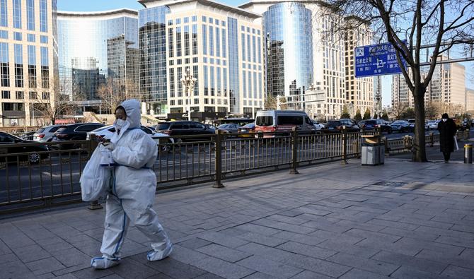 Une femme durant la pandémie de Covid-19 marche dans une rue de Pékin, le 26 décembre 2022. (Photo, AFP)