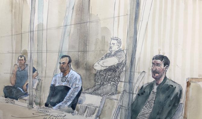 Ce croquis d'audience réalisé le 6 septembre 2022 montre les accusés Artan Henaj, Chokri Chafroud et Ramzi Arefa alors qu'ils assistent au deuxième jour du procès des suspects de l'attaque au camion de Nice, au Palais de Justice de Paris. (Photo, AFP)