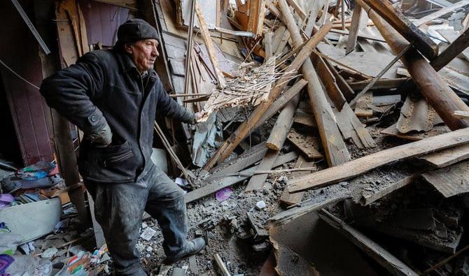 Le résident Sergei se tient au milieu des débris de son appartement dans un immeuble fortement endommagé lors des récents bombardements au cours du conflit russo-ukrainien à Horlivka (Gorlovka) dans la région de Donetsk, contrôlée par la Russie, le 13 décembre 2022. (Reuters)