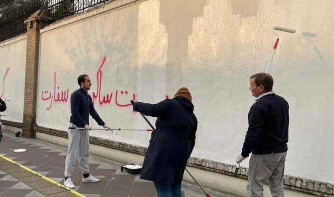 L'ambassadeur du Royaume-Uni en Iran, Simon Shercliff, et des volontaires locaux ont formé une équipe de nettoyage pour repeindre et enlever les graffitis. (Twitter: @SimonShercliff)