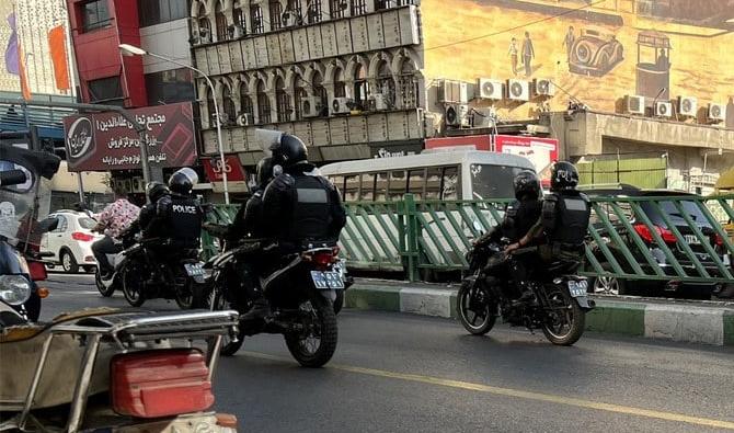 Une photo obtenue par l'AFP hors d'Iran, montrerait la police iranienne patrouillant dans la capitale Téhéran. (Photo, AFP)