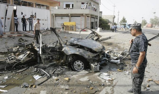 Des agents de sécurité inspectent jeudi le site d'un attentat à la voiture piégée à Kirkouk, à 250 km au nord de Bagdad. (Reuters)