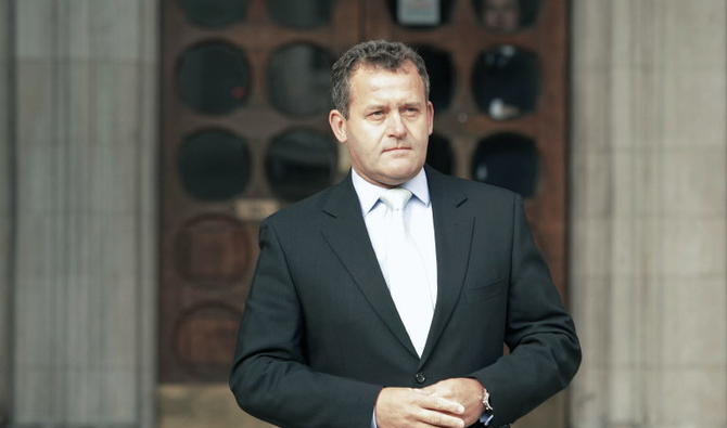 L'ancien majordome Paul Burrell pose pour les médias devant la Haute Cour de Londres, le 14 janvier 2008, lors de l'enquête sur la mort de Diana, princesse de Galles. (Photo, AFP)