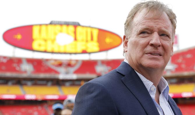 Le commissaire de la NFL Roger Goodell sur le terrain avant le match entre les Chargers de Los Angeles et les Chiefs de Kansas City au Arrowhead Stadium le 15 septembre 2022 à Kansas City, Missouri. (Photo, AFP)