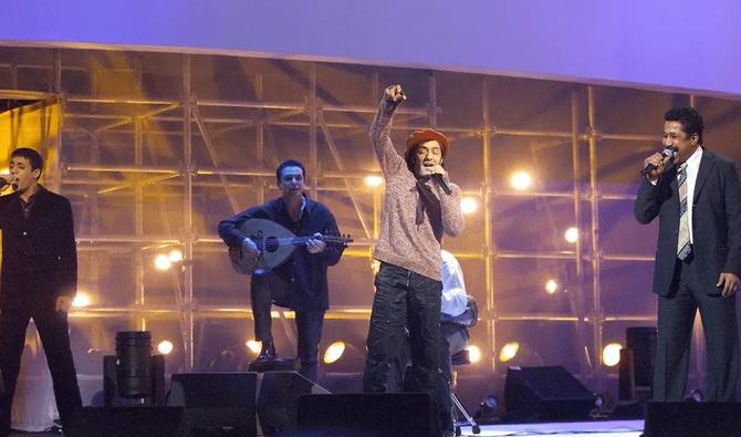 Les chanteurs de raï Faudel, Rachid Taha et Cheb Khaled réunis sous le nom de «1,2,3 soleils» chantent, le 20 février à l'Olympia à Paris, lors de la cérémonie des 14e Victoires de la Musique. (Photo, AFP)