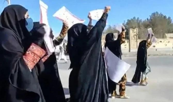 Cette capture d'image d'une vidéo UGC publiée le 25 novembre 2022 montrerait des femmes marchant avec des pancartes anti-régime dans la ville de Zahedan, dans la province iranienne du Sistan-Baloutchistan. (UGC/AFP)