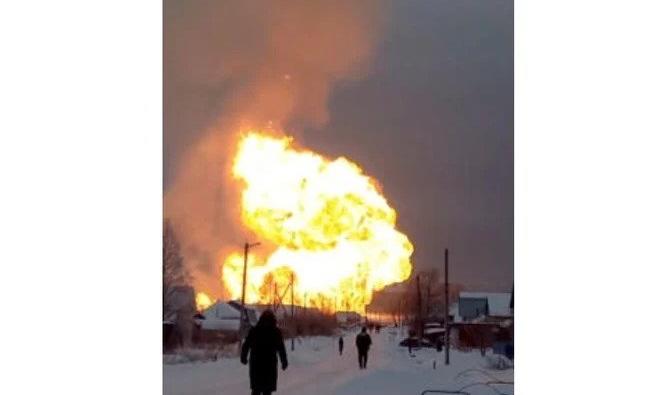 Une vue obtenue à partir d'une vidéo sur les réseaux sociaux montre l'incendie d'un gazoduc rompu près du village de Yambakhtino dans la République tchouvache, en Russie. (Reuters)