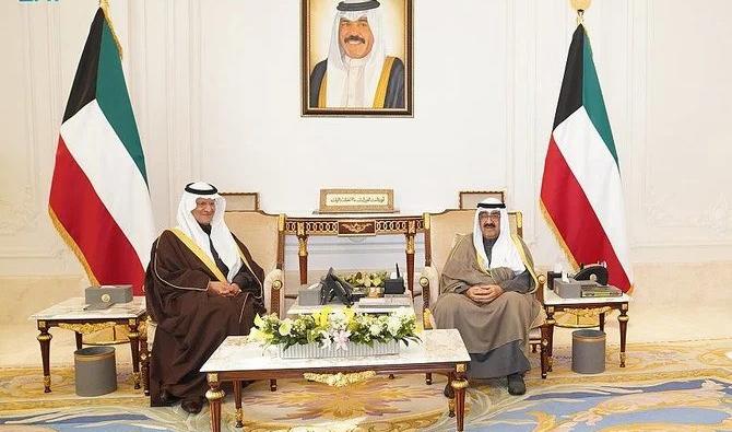 Le ministre saoudien de l'Énergie, le prince Abdelaziz ben Salmane, rencontrant le prince héritier du Koweït, Cheikh Mishal al-Ahmad al-Jaber al-Sabah. (SPA)