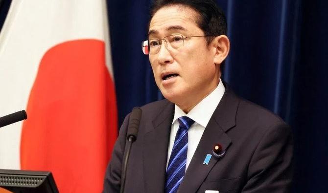 Le Premier ministre japonais Fumio Kishida s'adressant aux médias, dans sa résidence officielle, après une réunion extraordinaire de la Diète nationale, à Tokyo, le 10 décembre 2022. (Reuters)