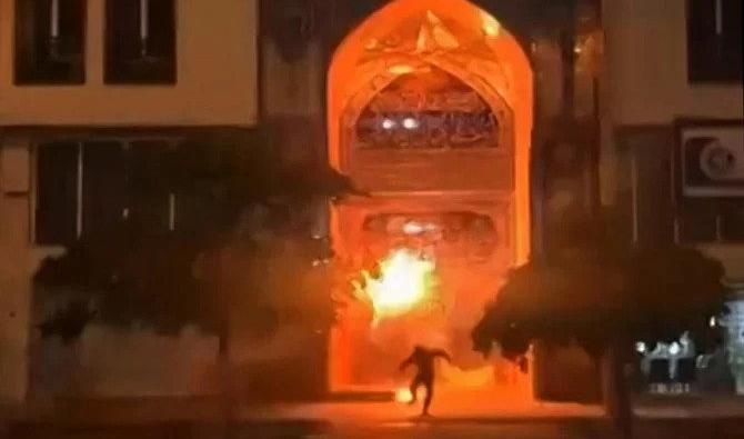 Des vidéos postées sur les réseaux sociaux montre une silhouette déclenchant une explosion à l'entrée du séminaire de Khomeiny. (Photo, AFP)