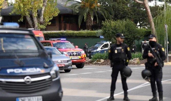 Des policiers espagnols sécurisent la zone après l'explosion d'une lettre piégée à l'ambassade d'Ukraine à Madrid, le 30 novembre 2022. (Fichier, AFP)