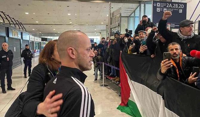 L'avocat franco-palestinien Salah Hamouri arrive à l'aéroport parisien de Roissy après avoir été expulsé d'Israël le 18 décembre 2022. (Photo, AFP)