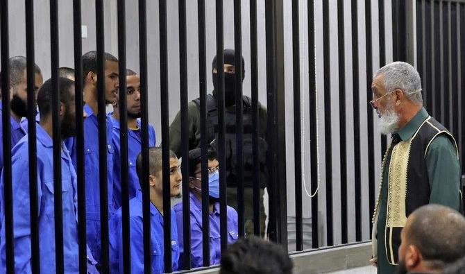 Des membres présumés du groupe État islamique sont assis dans la cage de l'accusé lors de leur procès à Misrata, en Libye, le 25 septembre. (Fichier, AFP)
