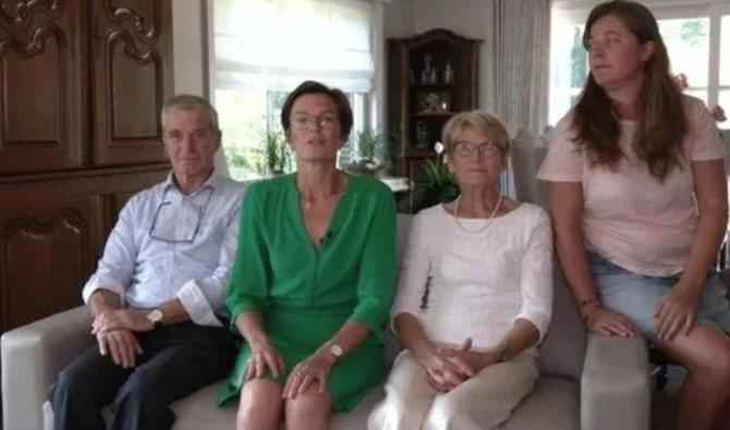 La famille du travailleur humanitaire belge Olivier Vandecasteele, qui aurait été condamné à 28 ans de prison en Iran. (Photo, AFP)