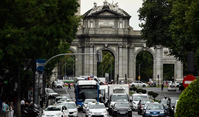 Des voitures passent devant la Puerta de Alcala (Porte d'Alcala) à Madrid le 7 août 2019. (Photo, AFP)