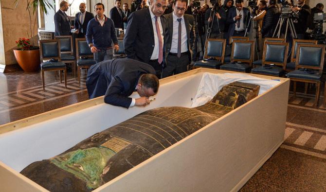 Le sarcophage de 2,94 mètres de long et 90 centimètres de large, au visage peint en vert, date de la Basse époque pharaonique il y a près de 2 700 ans et a été découvert dans le centre de l'Egypte. (Photo, AFP)