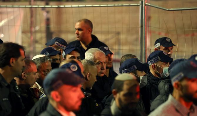 Le Premier ministre israélien Benjamin Netanyahu (au centre) arrive sur le site d'une attaque signalée dans un quartier de colons de Jérusalem-Est annexé par Israël, le 27 janvier 2023. (Photo par Ahmad Gharabli / AFP)