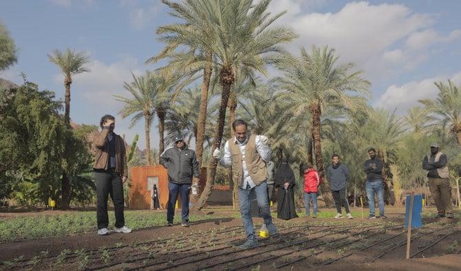 Badr al-Mutairi explique aux visiteurs l'écosystème durable de l'oasis pendant une séance d’écojardinage. (Photo AN : Abdullah Jaber)