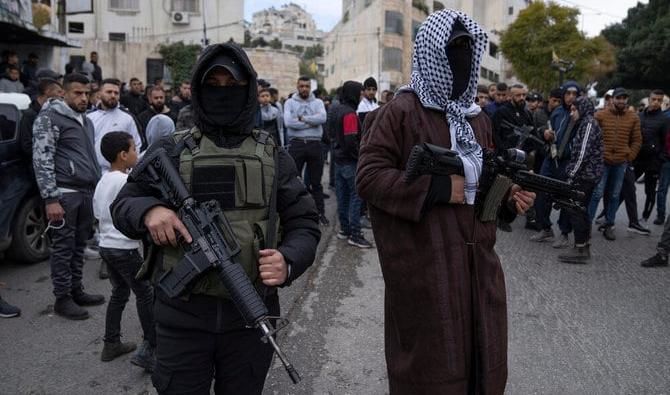 Deux Palestiniens armés participent aux funérailles d'Ahmed Abou Junaid, 21 ans, dans le camp de réfugiés de Balata, en Cisjordanie, le 12 janvier (Photo, AP).