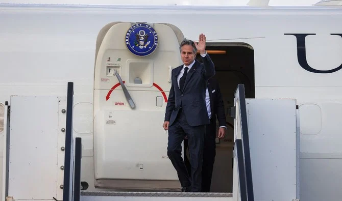 Le secrétaire d'État américain Antony Blinken débarque de son avion à son arrivée à l'aéroport israélien Ben Gourion près de Tel Aviv.(AFP)